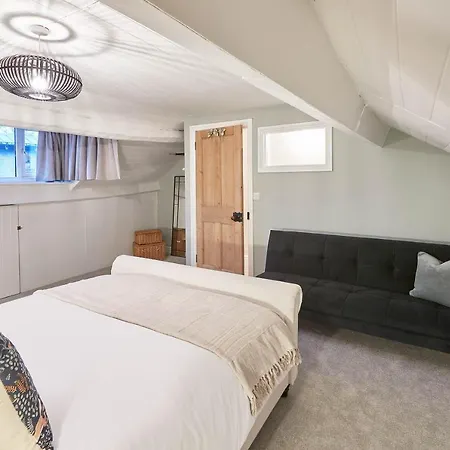 Host & - Sleepers @ No.8 펜션